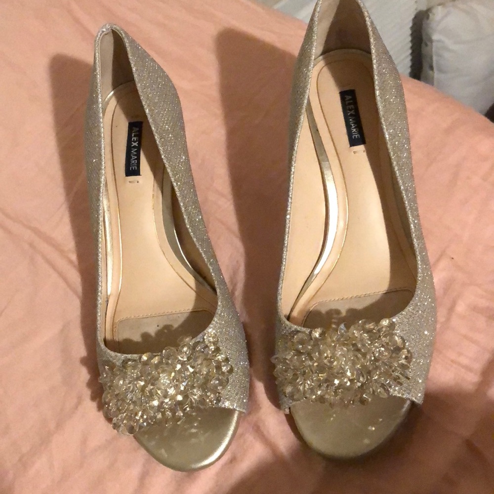 Cute wedges heels with beading in front